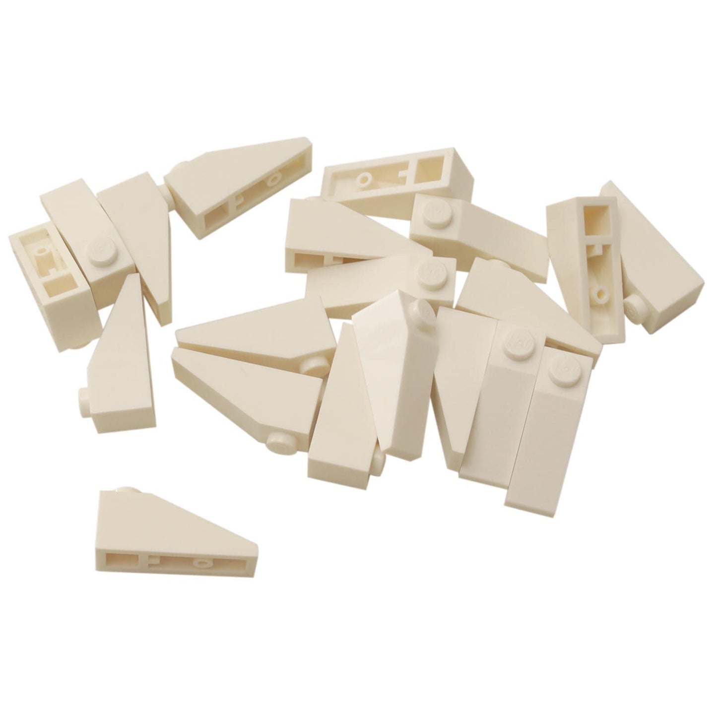 LEGO® Slope 33 3 x 1 in white, a narrow angled slope piece used for rooflines and smooth transitions.
