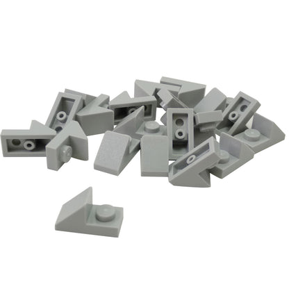 LEGO® pendiente de 45 grados 2 x 1 con recorte 2/3, pieza angular para dar forma detallada y construcciones mecánicas compactas, color gris azulado claro
