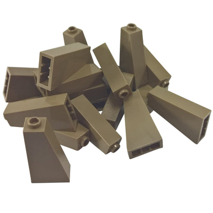 LEGO® Slope 75 2 x 1 x 3 con perno cavo (4460b) in tan scuro, una pendenza alta angolata utilizzata per dettagli strutturali.
