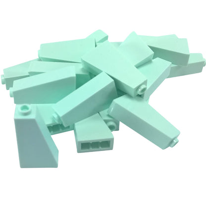LEGO® Slope 75 2 x 1 x 3 con perno cavo (4460b) in aqua chiaro, una pendenza alta angolata utilizzata per dettagli strutturali.

