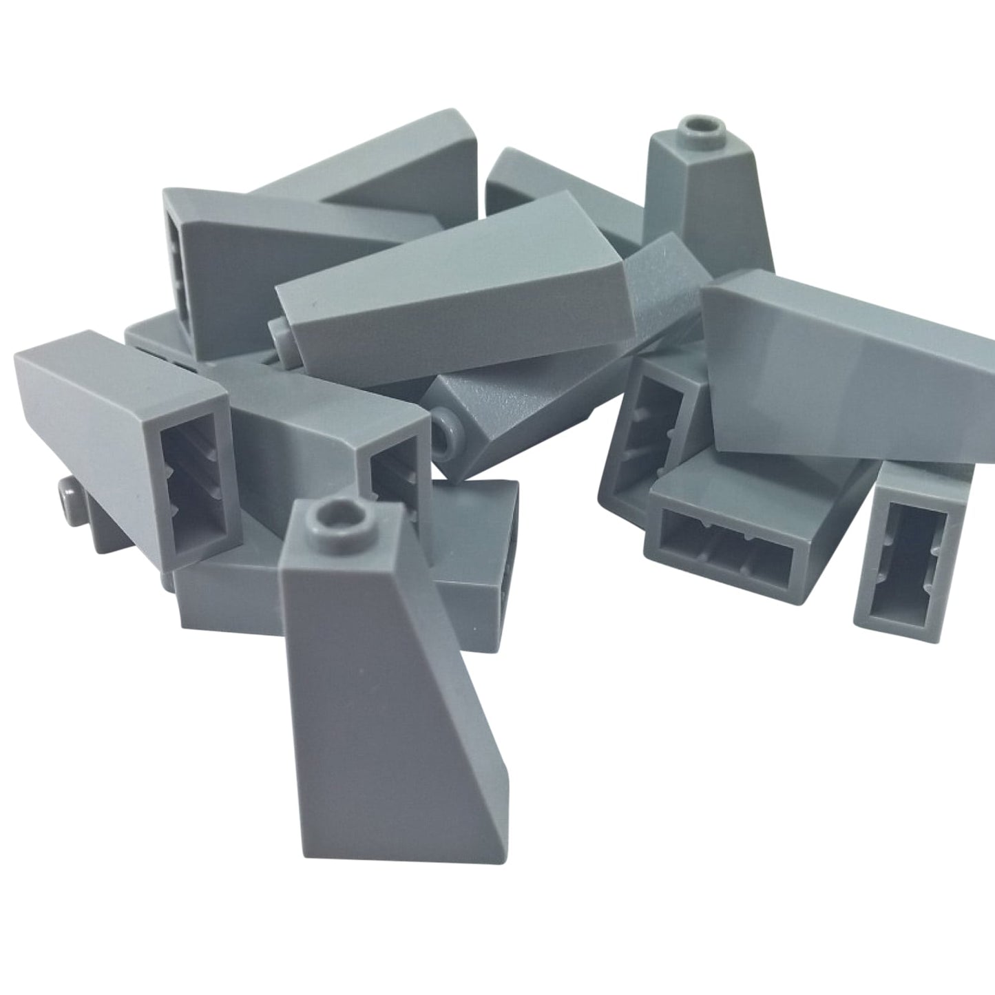 LEGO® Slope 75 2 x 1 x 3 con perno cavo (4460b) in grigio bluastro chiaro, una pendenza alta angolata utilizzata per dettagli strutturali.
