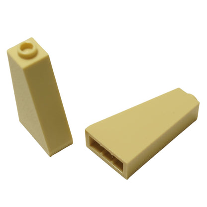 LEGO® Slope 75 2 x 1 x 3 con perno cavo (4460b) in tan, una pendenza alta angolata utilizzata per dettagli strutturali.

