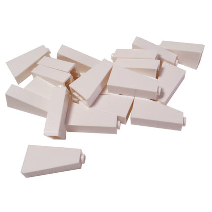 LEGO® Slope 75 2 x 1 x 3 con perno cavo (4460b) in bianco, una pendenza alta angolata utilizzata per dettagli strutturali.
