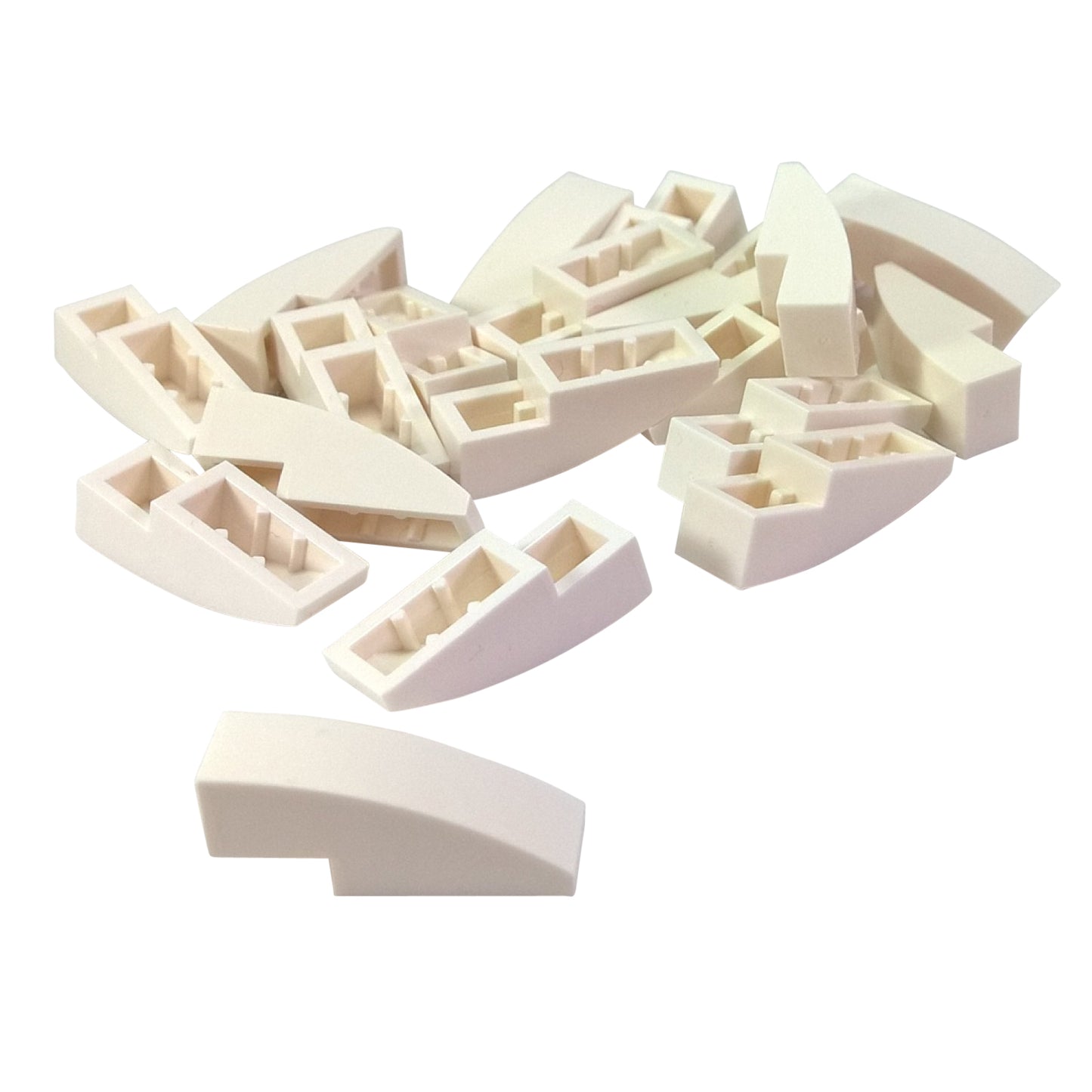 Close-up of LEGO® Slope, Curved 3 x 1 (50950) in white, featuring a smooth curved design ideal for vehicle bodies, architecture, and decorative detailing.
