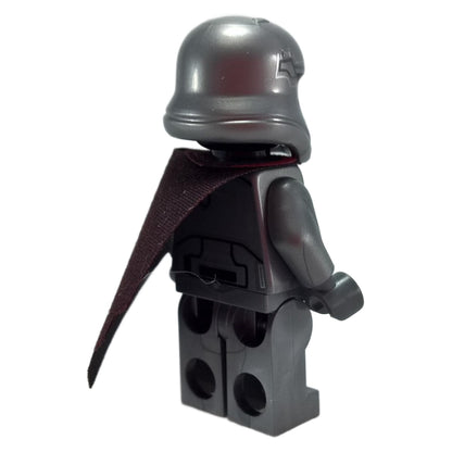 Vista trasera de LEGO® Star Wars Captain Phasma Minifigura (sw0684) mostrando el casco plateado y la capa oscura caída sobre la armadura negra.