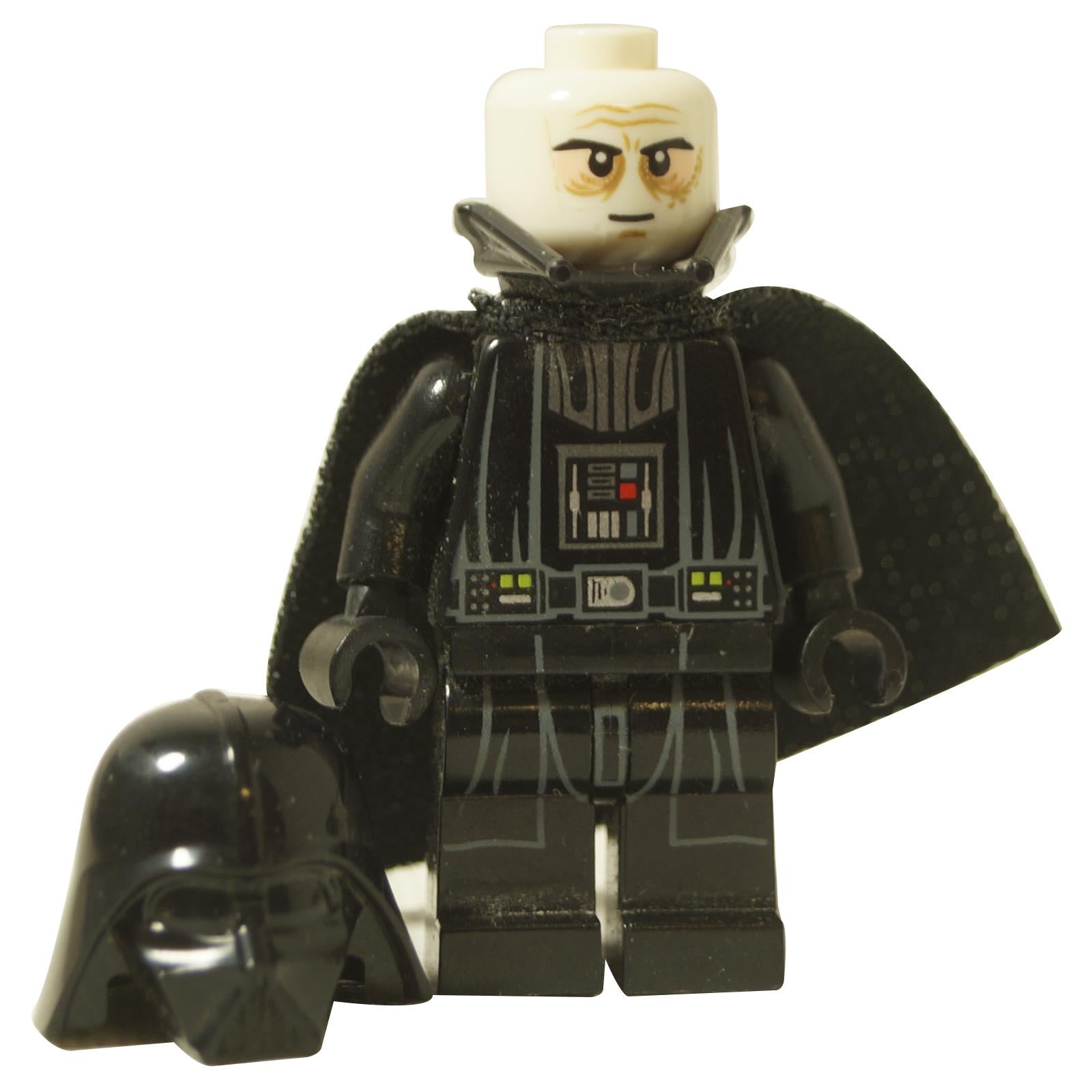 LEGO® Minifigura de Darth Vader de Star Wars vista frontal con el casco quitado mostrando detalles de la cara
