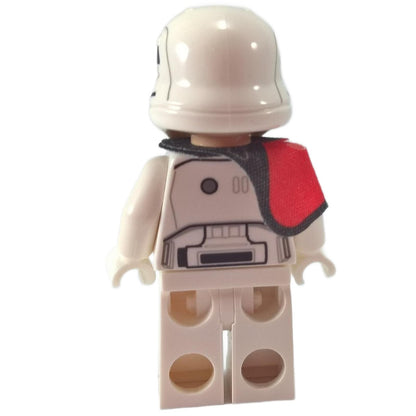 Vista trasera de la minifigura de oficial de Stormtrooper de la Primera Orden de Star Wars LEGO® sw0664 con pauldron rojo y estampado de armadura detallado.