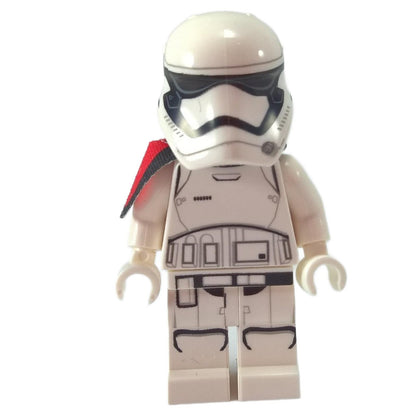 LEGO® Minifigura de oficial de Stormtrooper de la Primera Orden de Star Wars (sw0664) con un pauldron rojo que indica su rango, vista frontal.