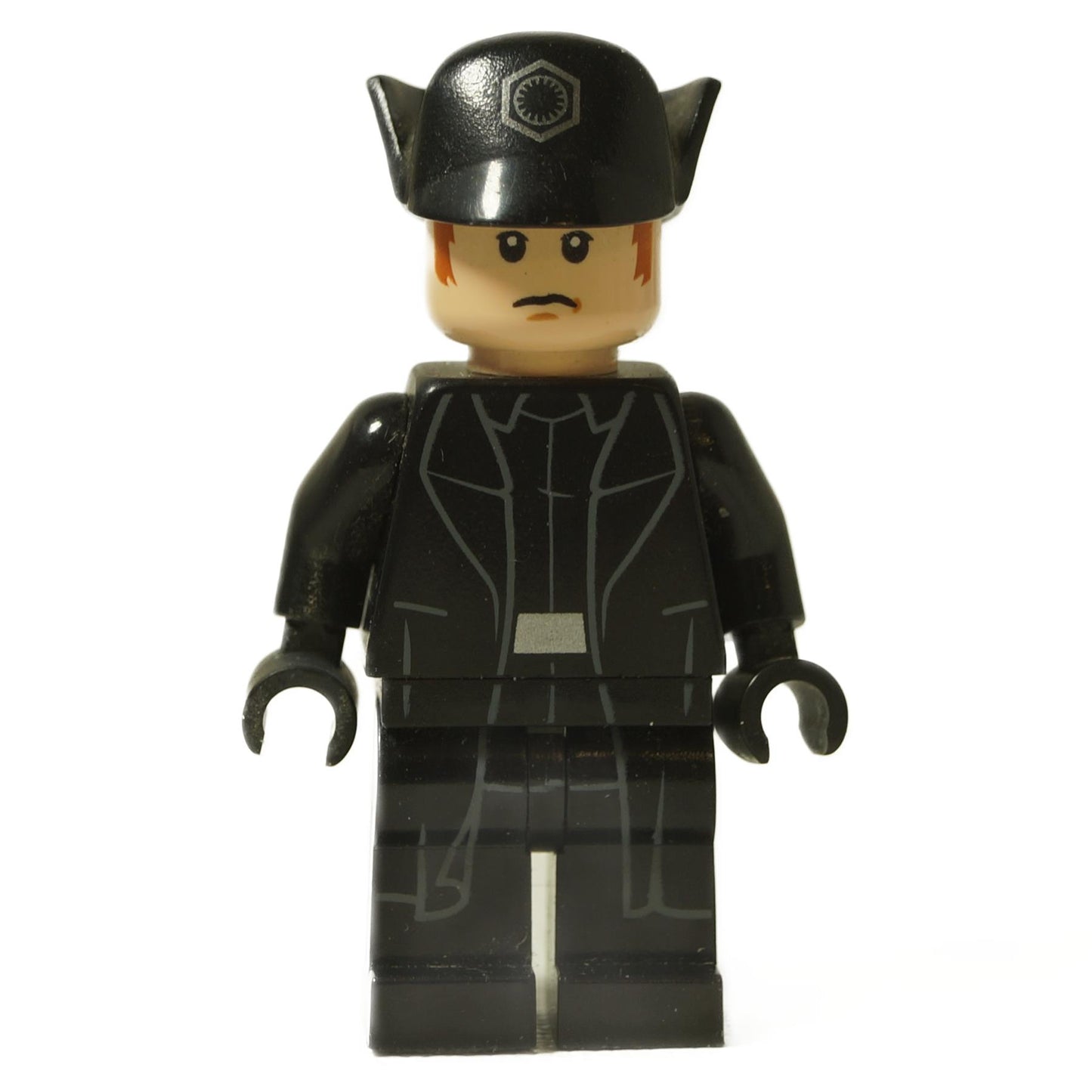 LEGO® Minifigura de General Hux de Star Wars (sw0662) en su uniforme negro de la Primera Orden y gorra de oficial, vista frontal.