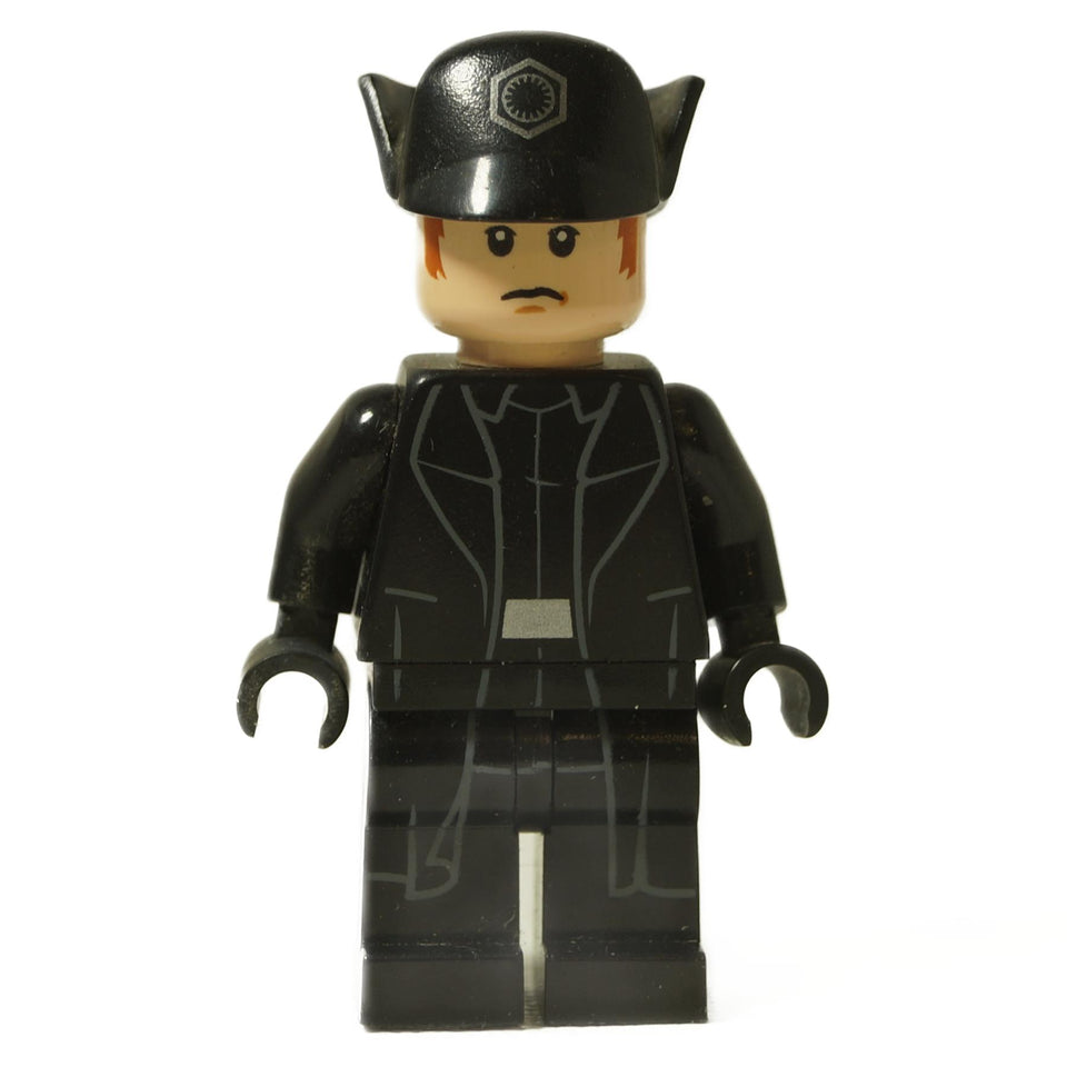 LEGO® Minifigura de General Hux de Star Wars (sw0662) en su uniforme negro de la Primera Orden y gorra de oficial, vista frontal.