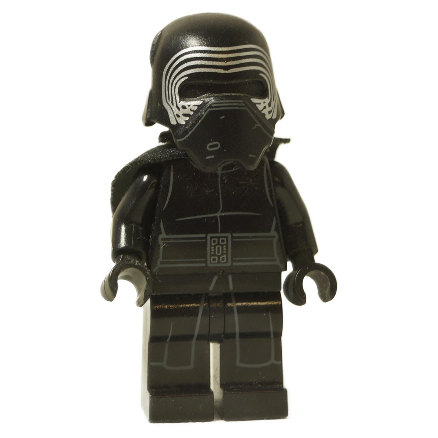 Vista frontal del minifigura Maestra de la Primera Orden Kylo Ren de LEGO Star Wars (sw0663), completamente en negro con detalles impresos en plata en su casco y armadura del torso, y llevando una capa de tela negra.