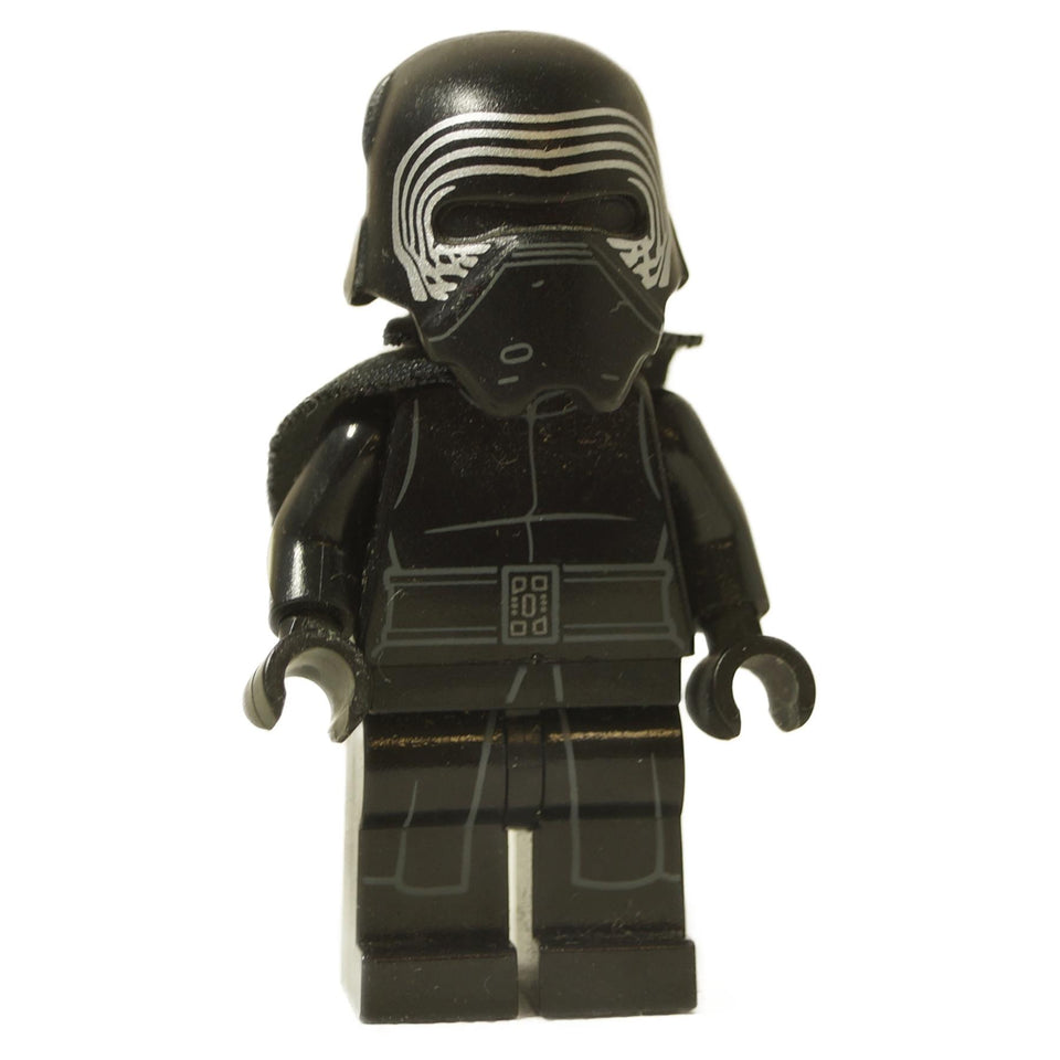 Vista frontal del minifigura Maestra de la Primera Orden Kylo Ren de LEGO Star Wars (sw0663), completamente en negro con detalles impresos en plata en su casco y armadura del torso, y llevando una capa de tela negra.