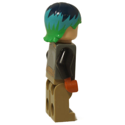 A LEGO® Star Wars Sabine Wren Minifigura (sw0742) oldalnézete, élénk zöld és sötétkék hajjal.