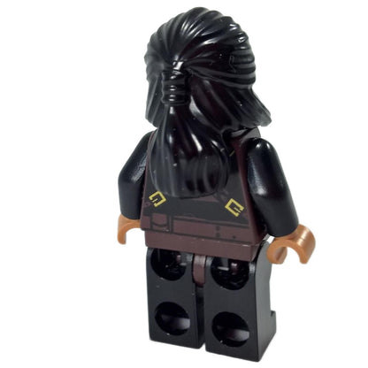 Vista trasera de la minifigura LEGO® de Star Wars Tasu Leech sw0674 con pieza de cabello negra, atuendo oscuro y cinturón impreso.
