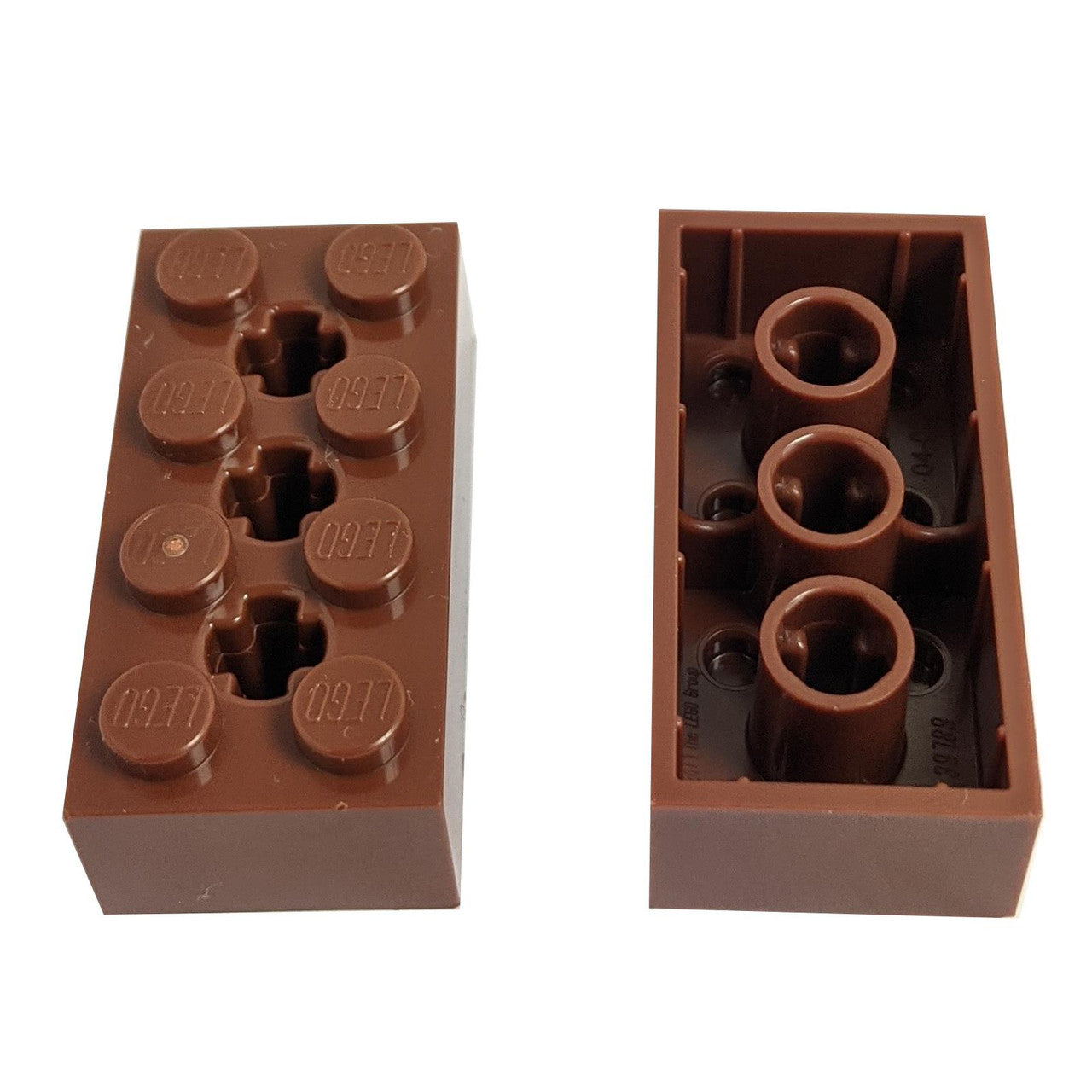 LEGO® Technic-Stein 2 x 4 mit 3 Achslöchern (Teilenummer 39789) in rotbraun, verwendet für verstärkte Technic-Rahmen und achsbasierten Konstruktionen
