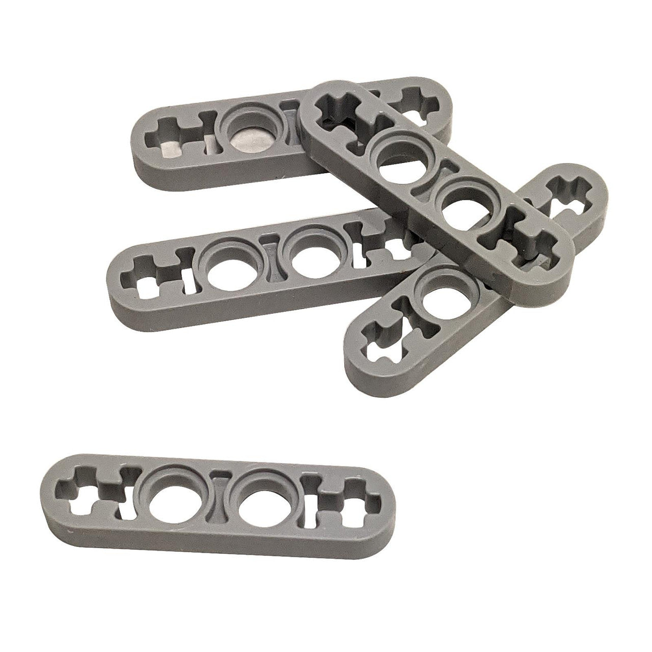 Los von 5 LEGO Technic Thin Liftarm 1x4 (Teil 32449), das seine vier Noppen Länge und runden Achslöcher für mechanische Verbindungen in hellblau grau zeigt