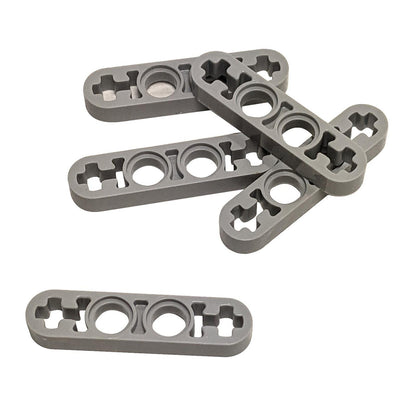Los von 5 LEGO Technic Thin Liftarm 1x4 (Teil 32449), das seine vier Noppen Länge und runden Achslöcher für mechanische Verbindungen in hellblau grau zeigt