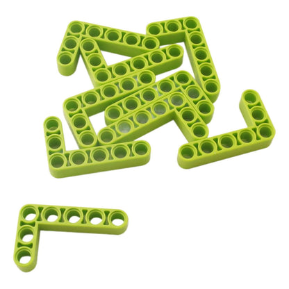 10 limonkowych zmodyfikowanych grubych ramion podnoszących w kształcie litery L 3 x 5 LEGO Technic (część 32526), ​​pokazujących solidny kształt litery L i wiele otworów na kołki zapewniających mocne połączenia pod kątem.