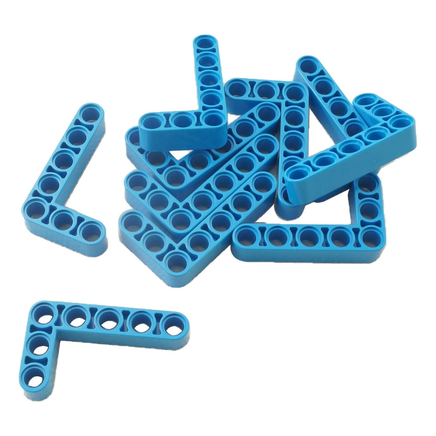 10 średnioniebieskich, zmodyfikowanych grubych ramion podnoszących w kształcie litery L LEGO Technic 3 x 5 (część 32526), ​​przedstawiających solidny kształt litery L i wiele otworów na kołki zapewniających mocne połączenia pod kątem.
