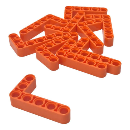 10 pomarańczowych zmodyfikowanych grubych ramion podnoszących w kształcie litery L 3 x 5 LEGO Technic (część 32526), ​​przedstawiających solidny kształt litery L i wiele otworów na kołki zapewniających mocne połączenia pod kątem.