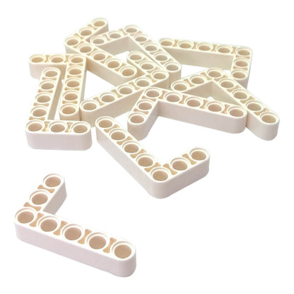 10 białych, zmodyfikowanych grubych ramion podnoszących w kształcie litery L, 3 x 5 LEGO Technic (część 32526), ​​pokazujących jego solidny kształt litery L i wiele otworów na kołki zapewniających mocne połączenia pod kątem.
