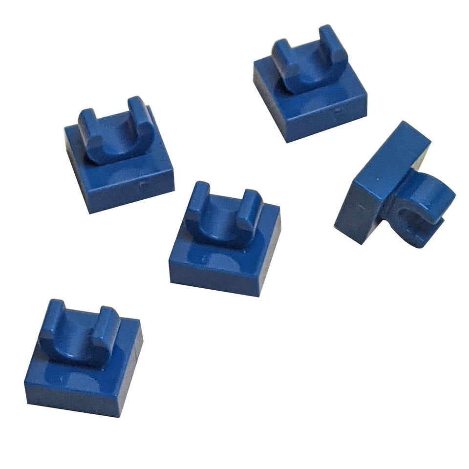 LEGO® Tile Modified 1 x 1 with open O clip (15712) in blue, a small connector tile with a circular side clip.
