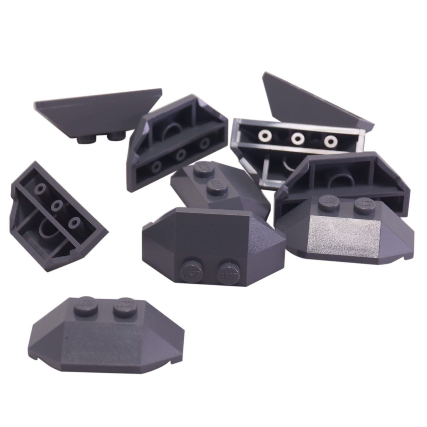 LEGO® élément de plaque en coin 2 x 4 à triple angle, forme inclinée compacte pour le détail des véhicules et des structures, couleur gris bleu foncé
