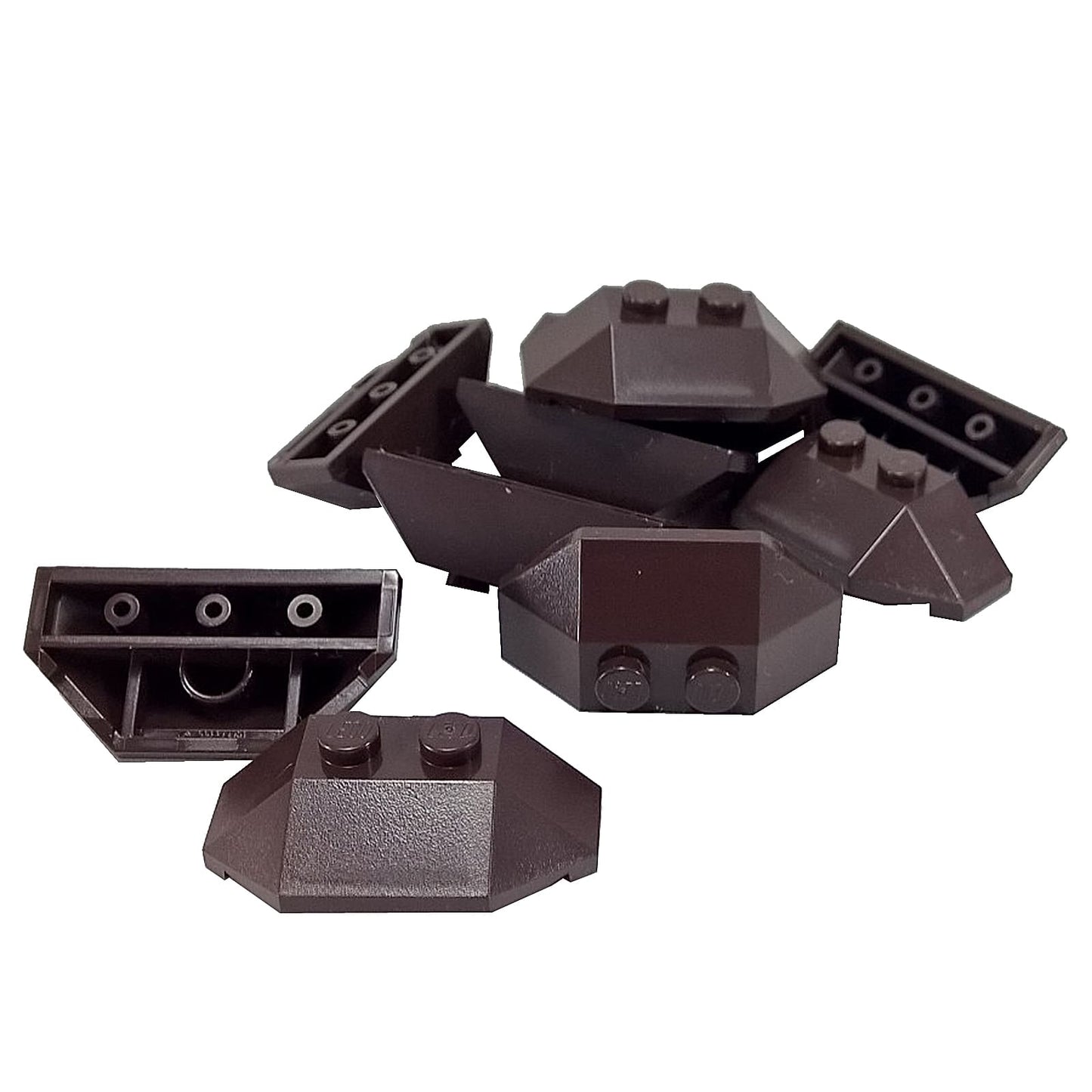 LEGO® élément de plaque en coin 2 x 4 à triple angle, forme inclinée compacte pour le détail des véhicules et des structures, couleur marron foncé
