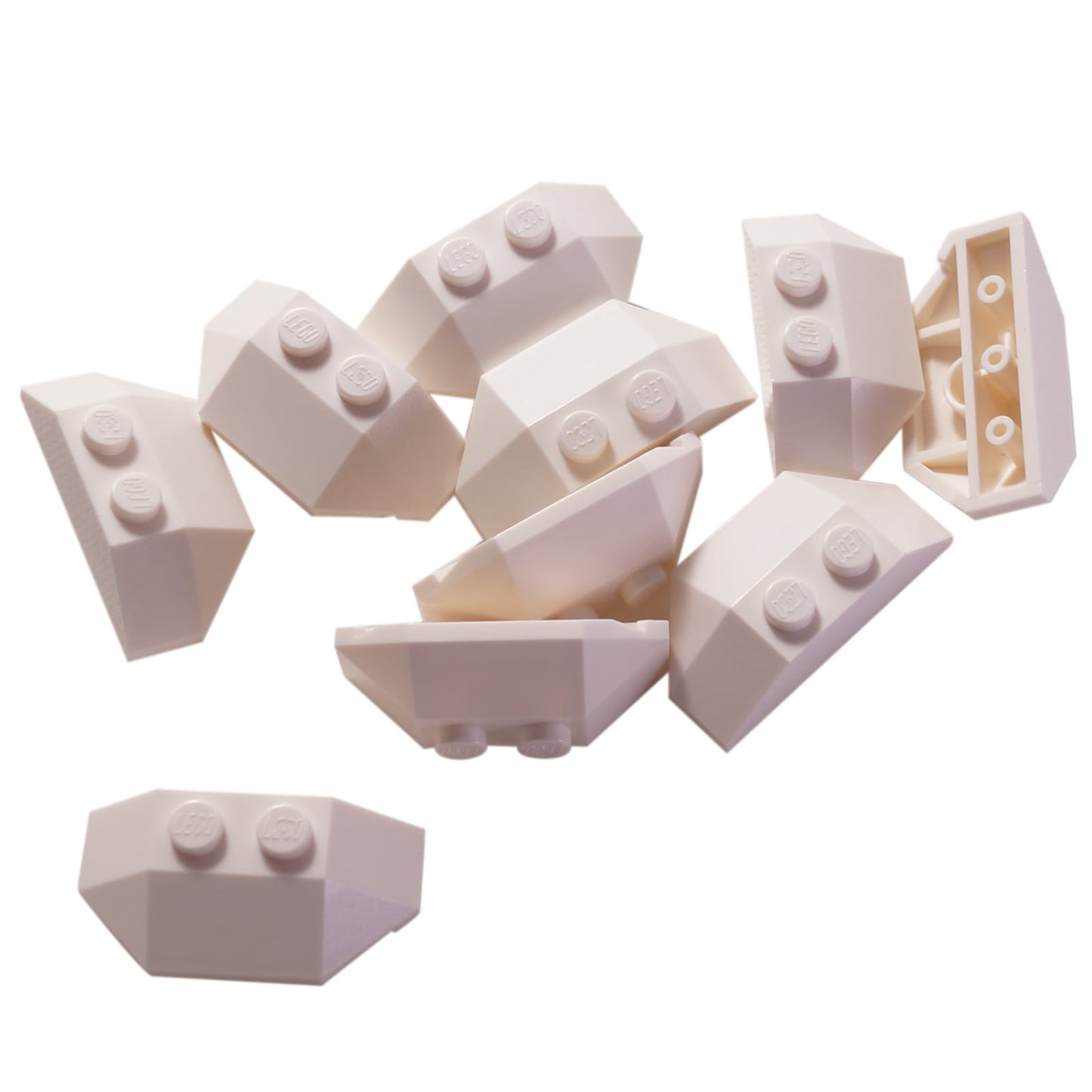 LEGO® élément de plaque en coin 2 x 4 à triple angle, forme inclinée compacte pour le détail des véhicules et des structures, couleur blanche
