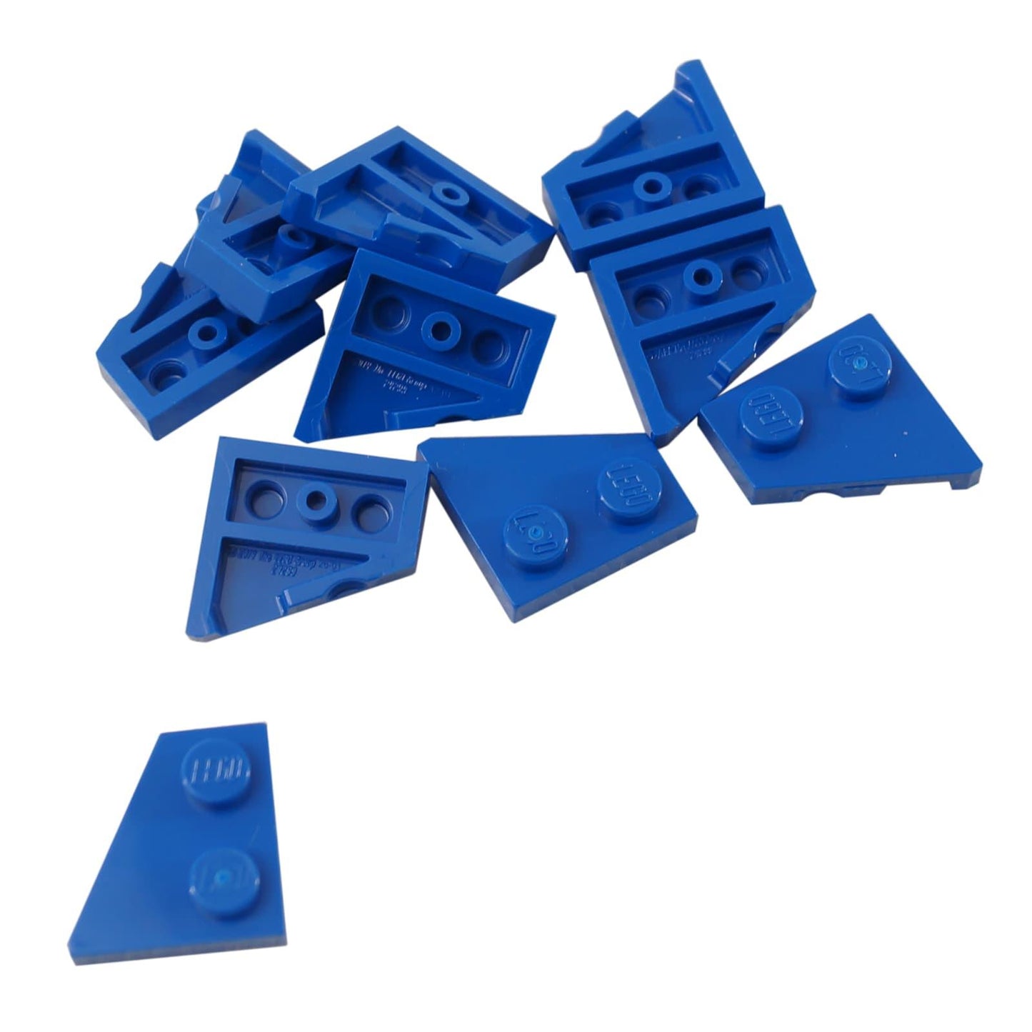 LEGO díl 24299 Klínová destička 2x2 vlevo s úhlovým designem v modré.