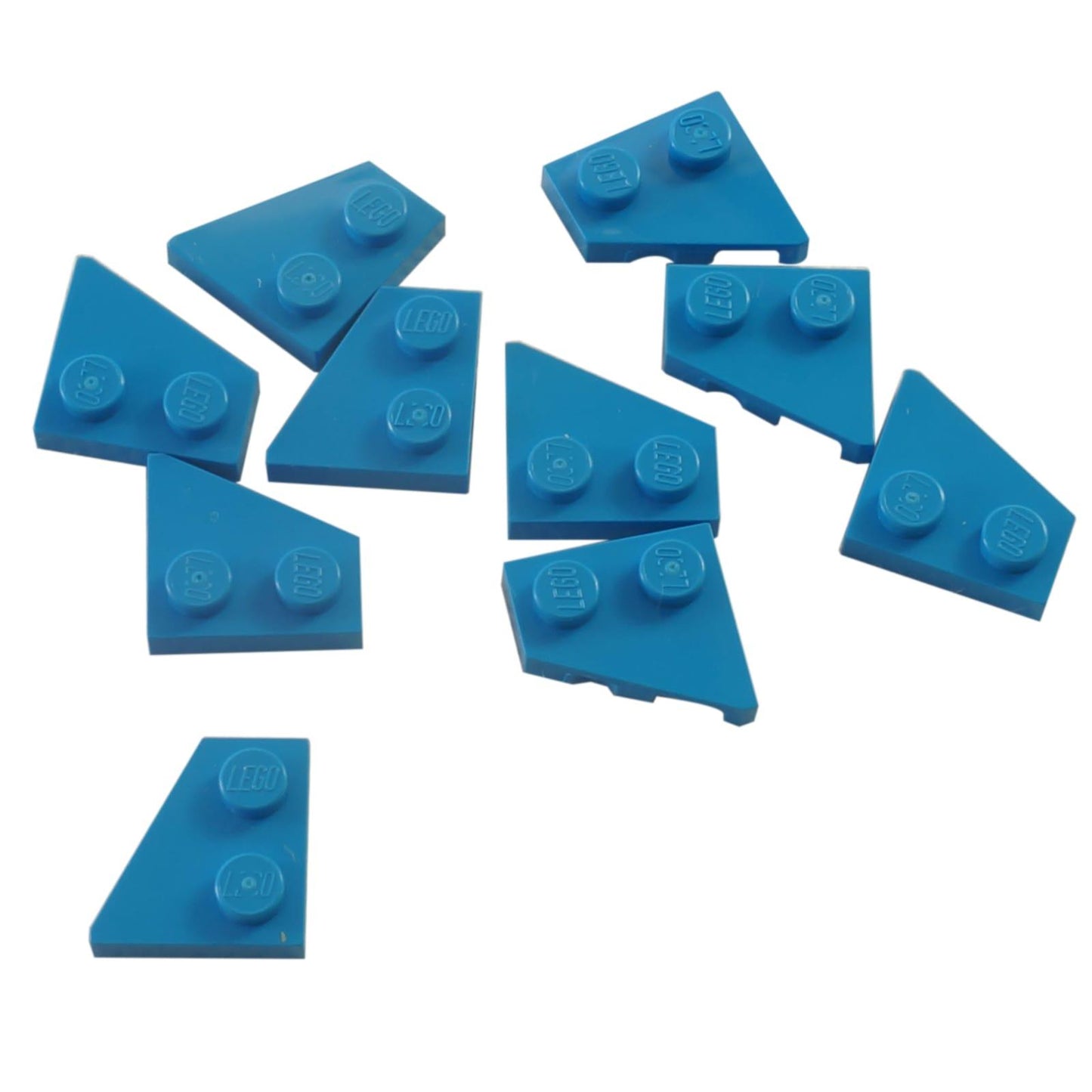 LEGO díl 24299 Klínová destička 2x2 vlevo s úhlovým designem v azurové.