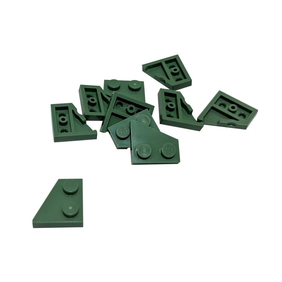 Pièce LEGO 24299 Plaque en coin 2x2 gauche montrant un design angulaire en vert foncé.