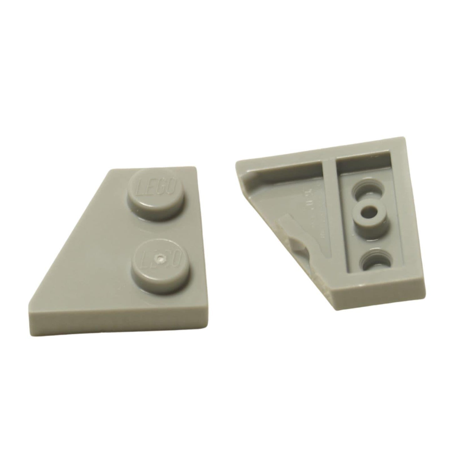 LEGO díl 24299 Klínová destička 2x2 vlevo s úhlovým designem ve světle modrošedé.