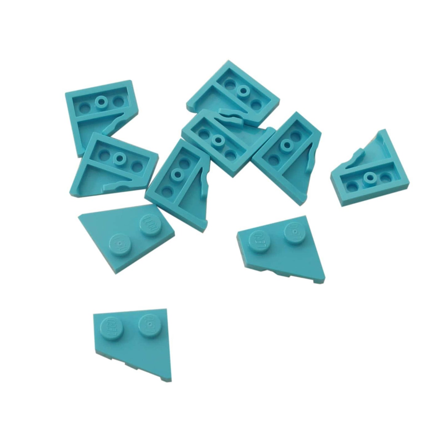 LEGO díl 24299 Klínová destička 2x2 vlevo s úhlovým designem ve střední azurové.