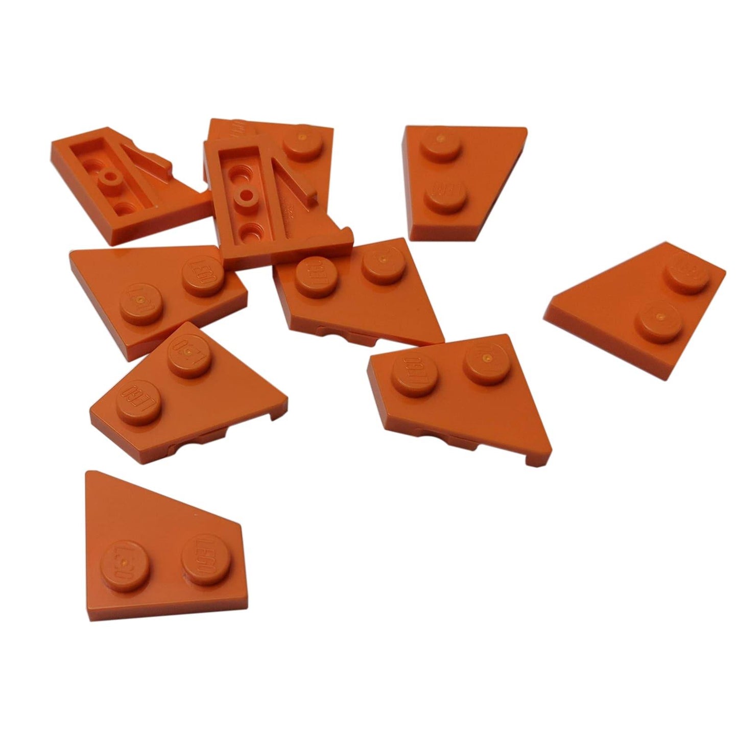 LEGO díl 24299 Klínová destička 2x2 vlevo s úhlovým designem v oranžové.