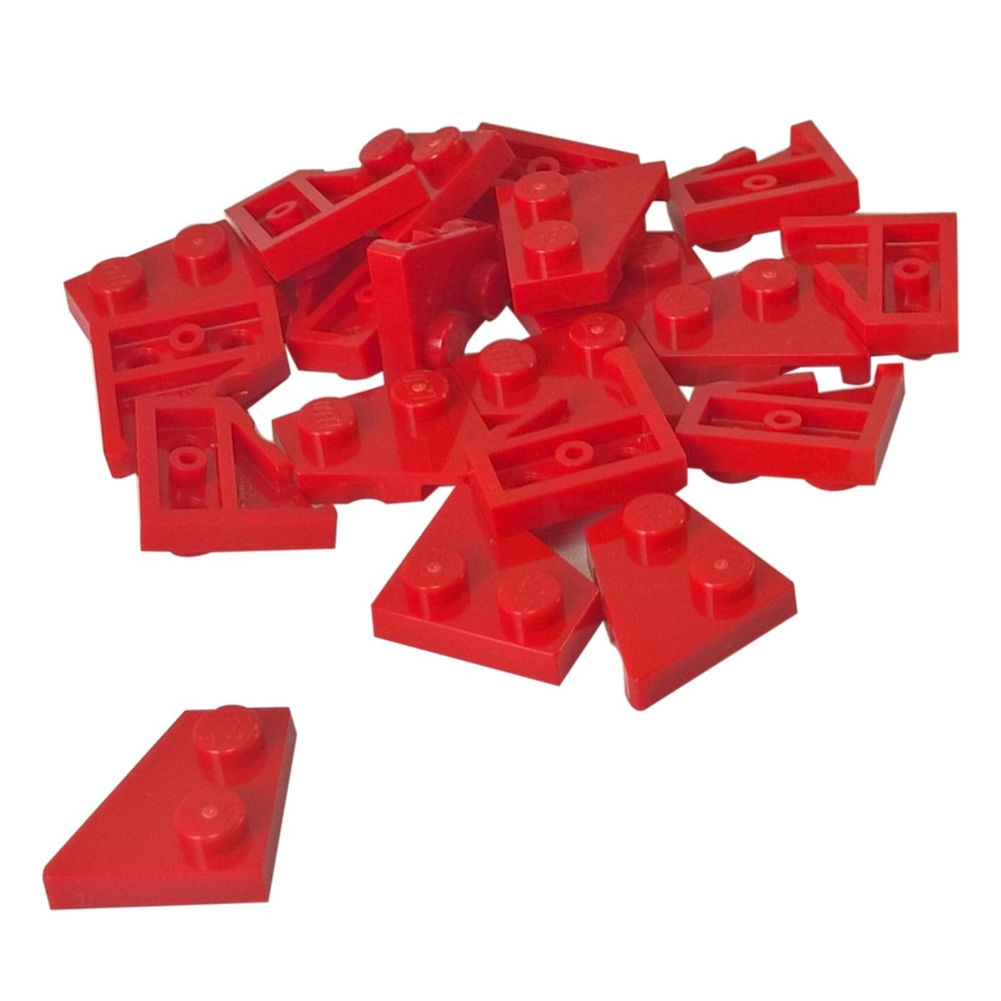 LEGO díl 24299 Klínová destička 2x2 vlevo s úhlovým designem v červené.