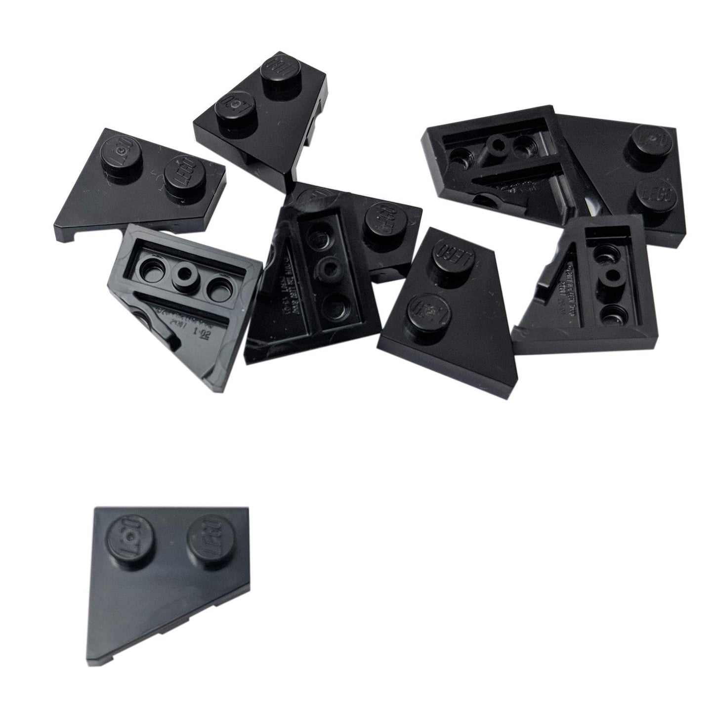 LEGO peça 24307 Wedge Plate 2x2 Right mostrando design de asa angulada em preto.