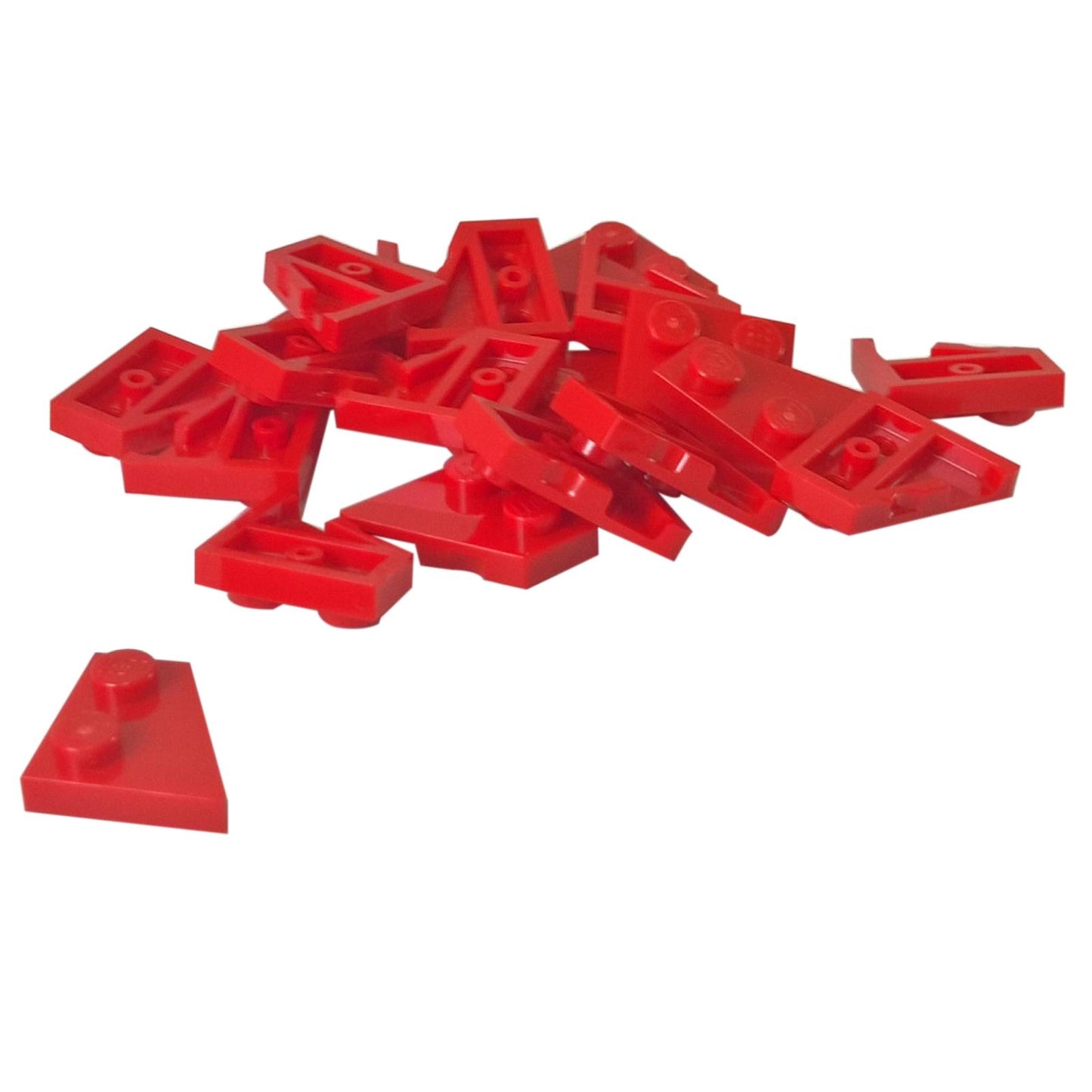 LEGO peça 24307 Wedge Plate 2x2 Right mostrando design de asa angulada em vermelho.