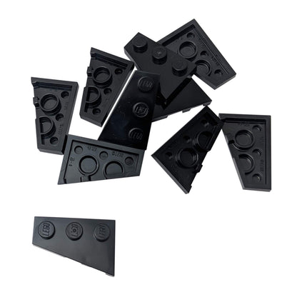 LEGO® Wedge Plate 3 x 2 Left (43723) em preto, uma placa angular projetada para criar formas aerodinâmicas, asas e construções assimétricas.
