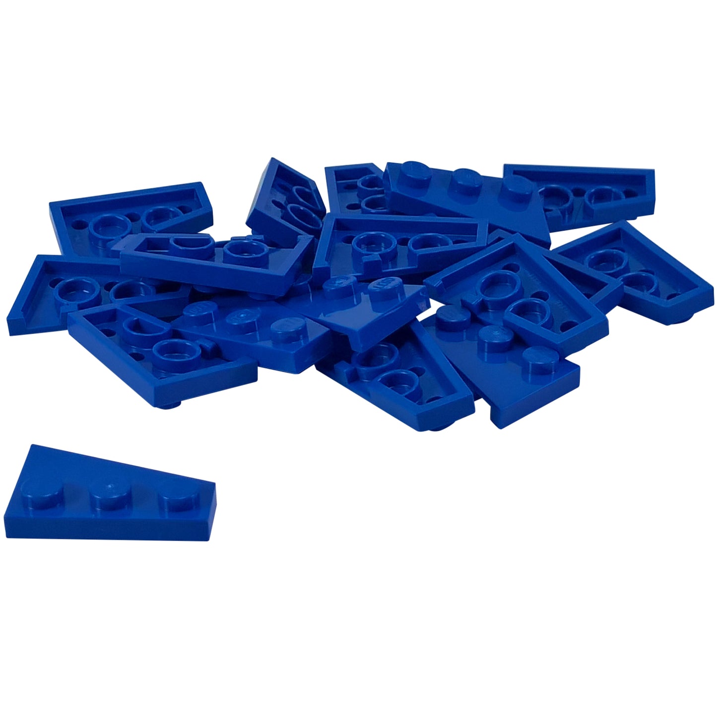 LEGO® Wedge Plate 3 x 2 Left (43723) em azul, uma placa angular projetada para criar formas aerodinâmicas, asas e construções assimétricas.
