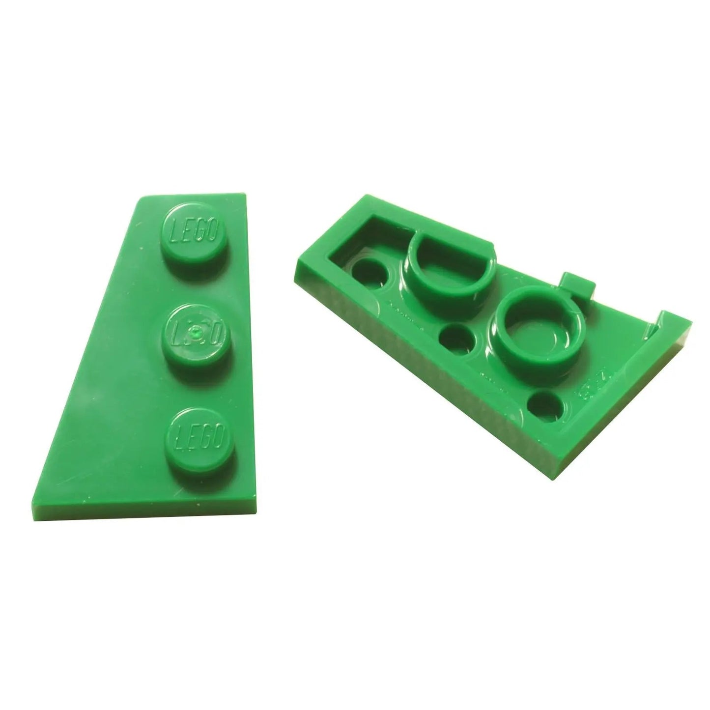 LEGO® Wedge Plate 3 x 2 Left (43723) em verde brilhante, uma placa angular projetada para criar formas aerodinâmicas, asas e construções assimétricas.

