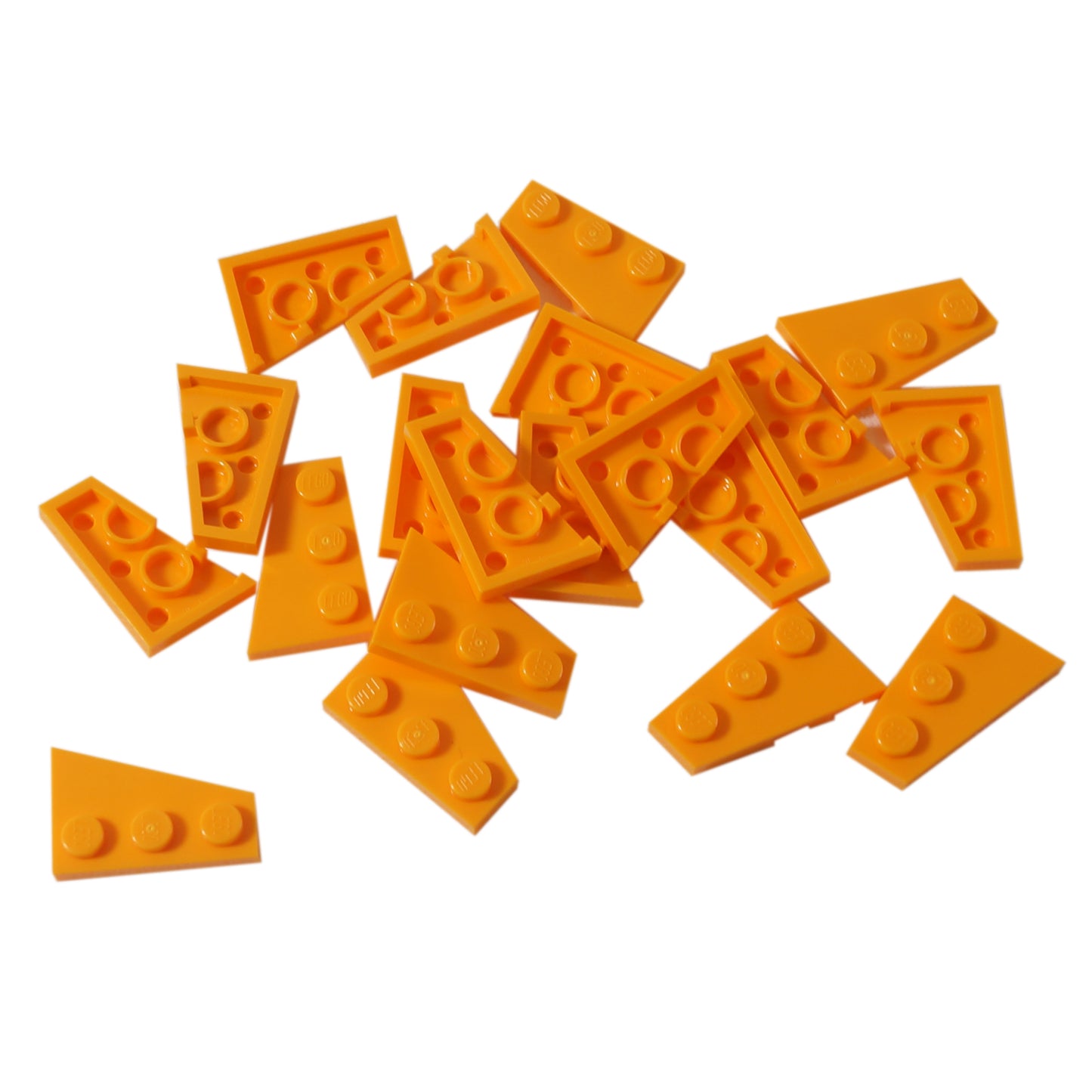 LEGO® Wedge Plate 3 x 2 Left (43723) em laranja claro brilhante, uma placa angular projetada para criar formas aerodinâmicas, asas e construções assimétricas.
