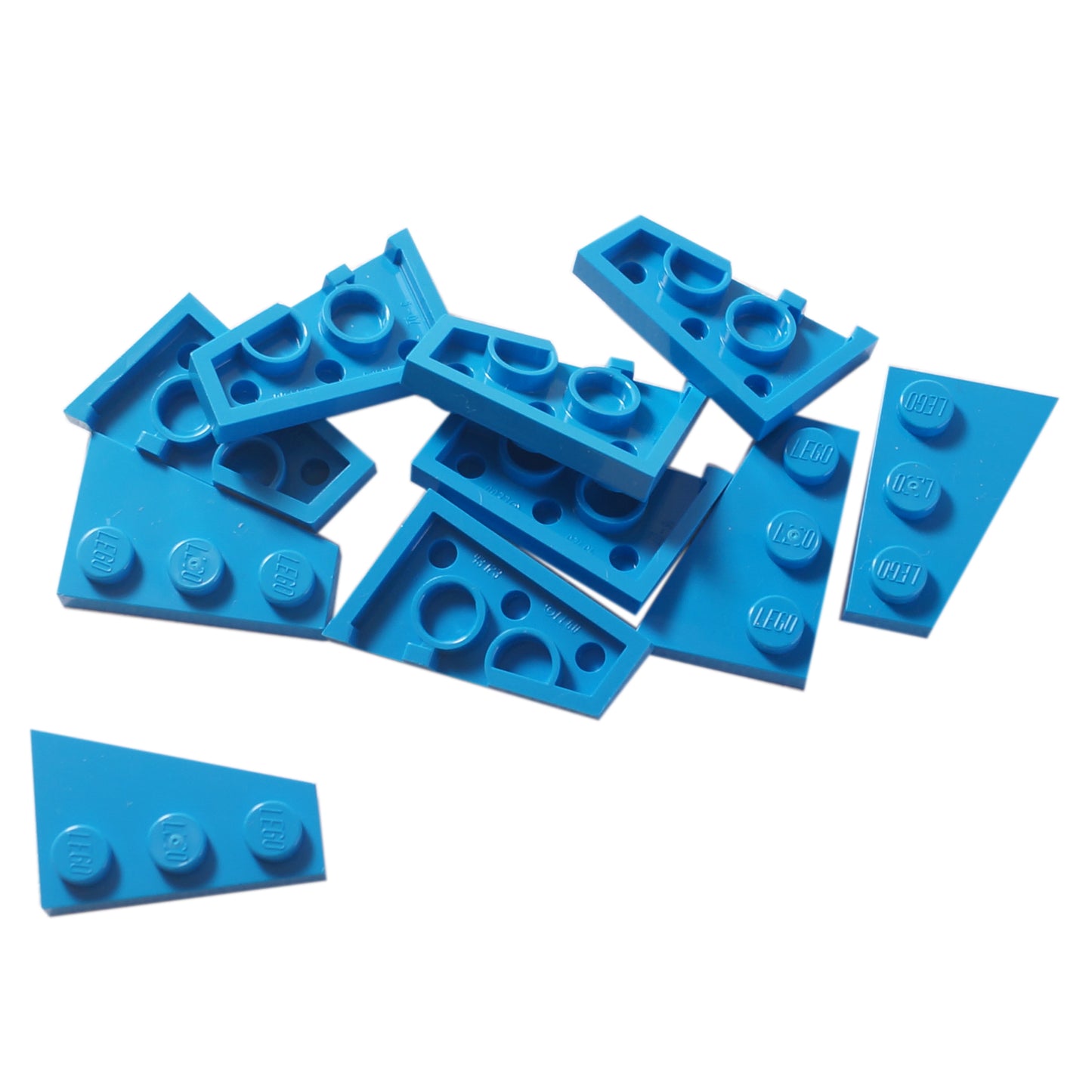 LEGO® Wedge Plate 3 x 2 Left (43723) em azul escuro, uma placa angular projetada para criar formas aerodinâmicas, asas e construções assimétricas.
