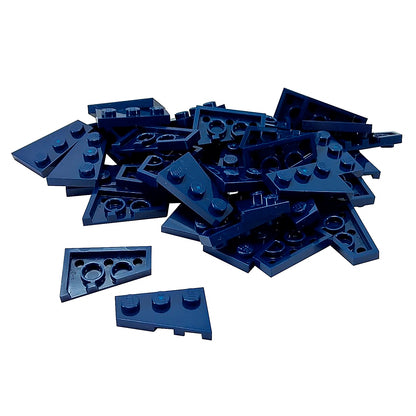 LEGO® Wedge Plate 3 x 2 Left (43723) em azul escuro, uma placa angular projetada para criar formas aerodinâmicas, asas e construções assimétricas.
