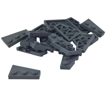 LEGO® Wedge Plate 3 x 2 Left (43723) em cinza azulado escuro, uma placa angular projetada para criar formas aerodinâmicas, asas e construções assimétricas.
