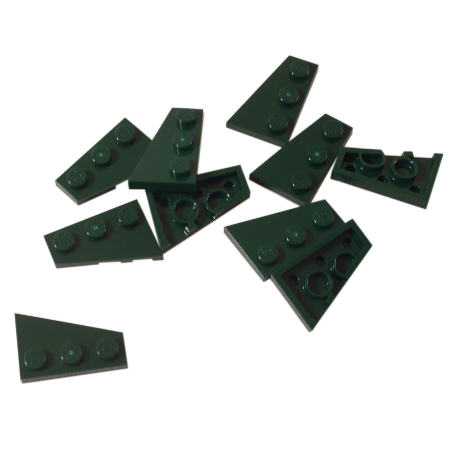 LEGO® Wedge Plate 3 x 2 Left (43723) em verde escuro, uma placa angular projetada para criar formas aerodinâmicas, asas e construções assimétricas.

