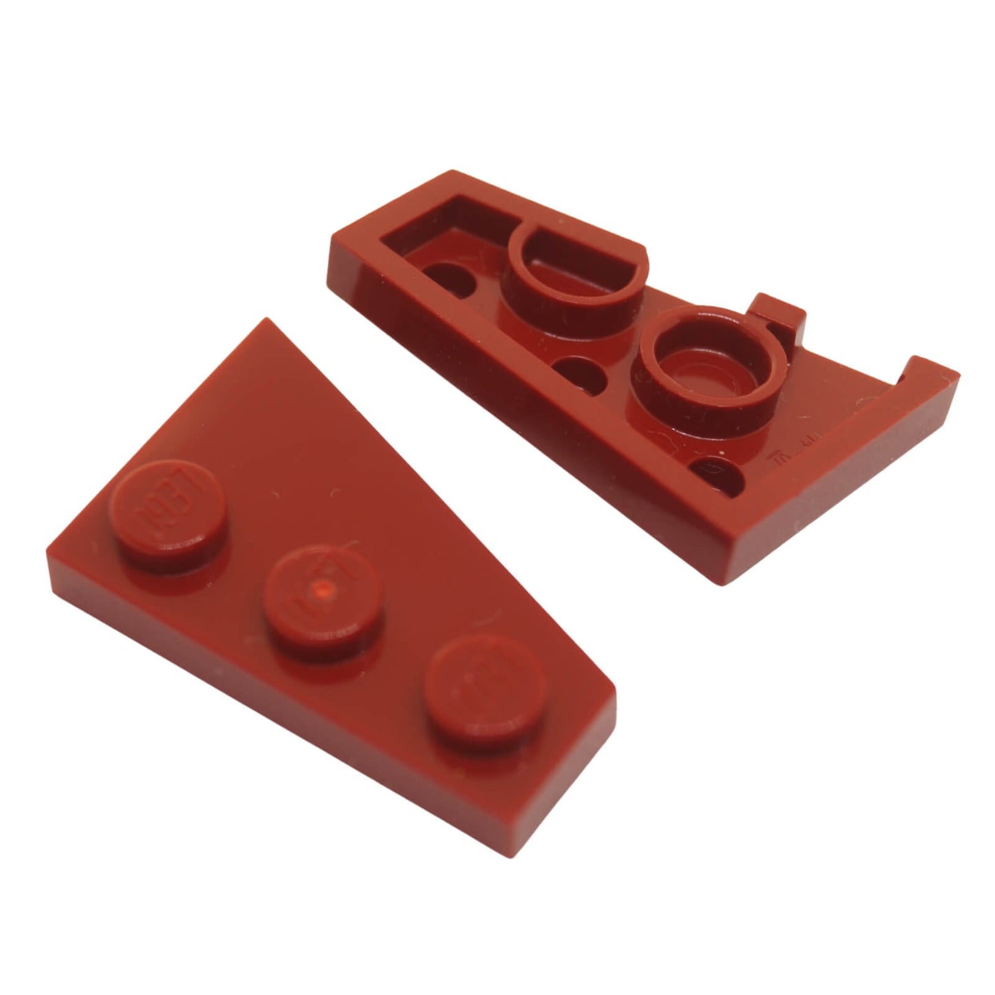 LEGO® Wedge Plate 3 x 2 Left (43723) em vermelho escuro, uma placa angular projetada para criar formas aerodinâmicas, asas e construções assimétricas.
