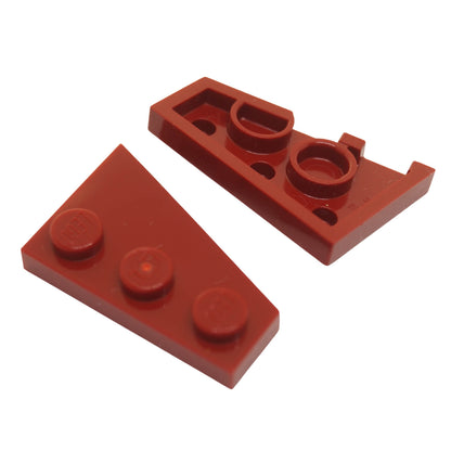 LEGO® Wedge Plate 3 x 2 Left (43723) em vermelho escuro, uma placa angular projetada para criar formas aerodinâmicas, asas e construções assimétricas.
