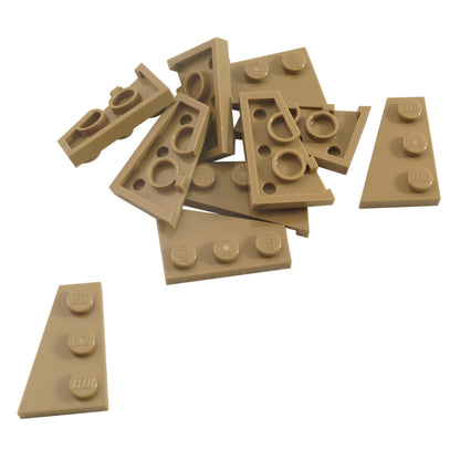 LEGO® Wedge Plate 3 x 2 Left (43723) em castanho escuro, uma placa angular projetada para criar formas aerodinâmicas, asas e construções assimétricas.
