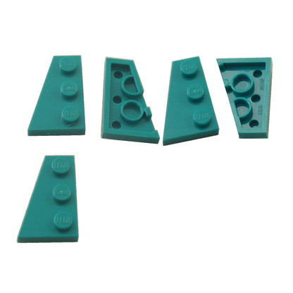LEGO® Wedge Plate 3 x 2 Left (43723) em turquesa escuro, uma placa angular projetada para criar formas aerodinâmicas, asas e construções assimétricas.

